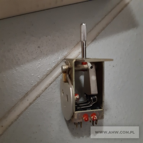 Sprzęt elektroniczny – pakiet zawierający 51 poz. asort. (wg oddzielnego wykazu), w tym m.in.: przełączniki warstwowe, przełączniki klawiszowe itp. 